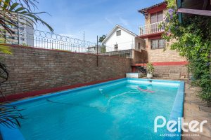 Casa à venda com 227m², 3 dormitórios, 1 suíte, 3 vagas, no bairro Tristeza em Porto Alegre