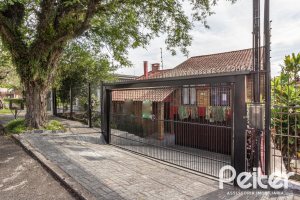 Casa à venda com 227m², 3 dormitórios, 1 suíte, 3 vagas, no bairro Tristeza em Porto Alegre