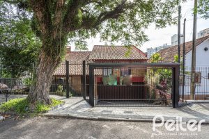 Casa à venda com 227m², 3 dormitórios, 1 suíte, 3 vagas, no bairro Tristeza em Porto Alegre