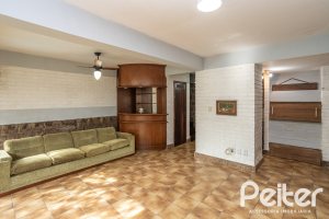 Casa à venda com 227m², 3 dormitórios, 1 suíte, 3 vagas, no bairro Tristeza em Porto Alegre