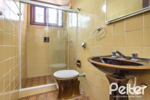 Casa à venda com 227m², 3 dormitórios, 1 suíte, 3 vagas, no bairro Tristeza em Porto Alegre