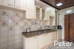 Casa à venda com 227m², 3 dormitórios, 1 suíte, 3 vagas, no bairro Tristeza em Porto Alegre