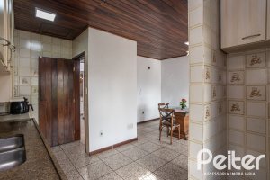 Casa à venda com 227m², 3 dormitórios, 1 suíte, 3 vagas, no bairro Tristeza em Porto Alegre