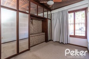 Casa à venda com 227m², 3 dormitórios, 1 suíte, 3 vagas, no bairro Tristeza em Porto Alegre