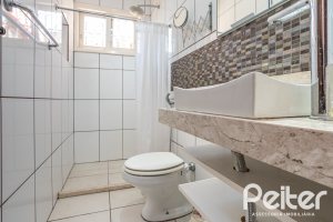 Casa à venda com 227m², 3 dormitórios, 1 suíte, 3 vagas, no bairro Tristeza em Porto Alegre