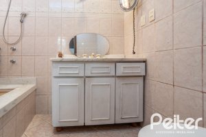 Casa à venda com 227m², 3 dormitórios, 1 suíte, 3 vagas, no bairro Tristeza em Porto Alegre