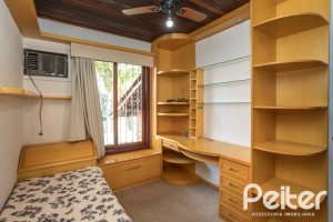 Casa à venda com 227m², 3 dormitórios, 1 suíte, 3 vagas, no bairro Tristeza em Porto Alegre