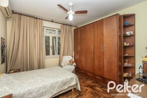 Casa à venda com 280m², 4 dormitórios, 1 suíte, 6 vagas, no bairro Cristal em Porto Alegre