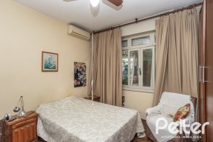 Casa à venda com 280m², 4 dormitórios, 1 suíte, 6 vagas, no bairro Cristal em Porto Alegre