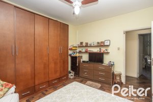 Casa à venda com 280m², 4 dormitórios, 1 suíte, 6 vagas, no bairro Cristal em Porto Alegre