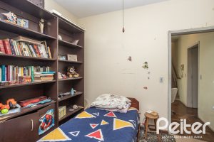 Casa à venda com 280m², 4 dormitórios, 1 suíte, 6 vagas, no bairro Cristal em Porto Alegre