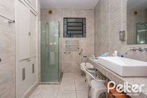 Casa à venda com 280m², 4 dormitórios, 1 suíte, 6 vagas, no bairro Cristal em Porto Alegre