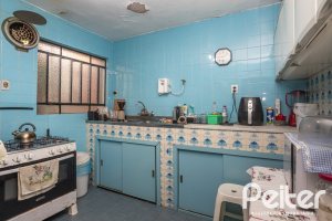 Casa à venda com 280m², 4 dormitórios, 1 suíte, 6 vagas, no bairro Cristal em Porto Alegre