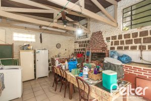 Casa à venda com 280m², 4 dormitórios, 1 suíte, 6 vagas, no bairro Cristal em Porto Alegre