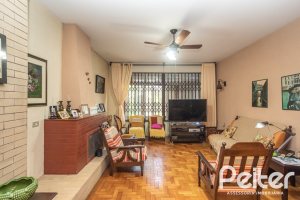 Casa à venda com 280m², 4 dormitórios, 1 suíte, 6 vagas, no bairro Cristal em Porto Alegre