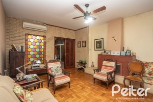 Casa à venda com 280m², 4 dormitórios, 1 suíte, 6 vagas, no bairro Cristal em Porto Alegre