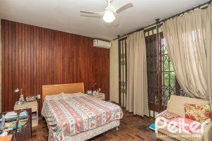 Casa à venda com 280m², 4 dormitórios, 1 suíte, 6 vagas, no bairro Cristal em Porto Alegre