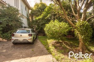 Casa à venda com 280m², 4 dormitórios, 1 suíte, 6 vagas, no bairro Cristal em Porto Alegre