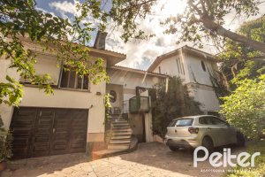 Casa à venda com 280m², 4 dormitórios, 1 suíte, 6 vagas, no bairro Cristal em Porto Alegre