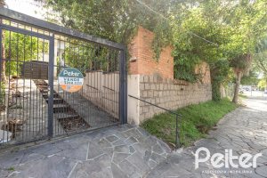 Casa à venda com 280m², 4 dormitórios, 1 suíte, 6 vagas, no bairro Cristal em Porto Alegre