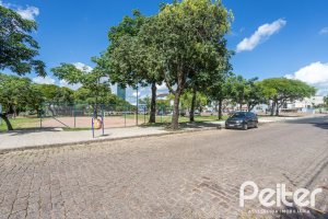 Casa à venda com 280m², 4 dormitórios, 1 suíte, 6 vagas, no bairro Cristal em Porto Alegre