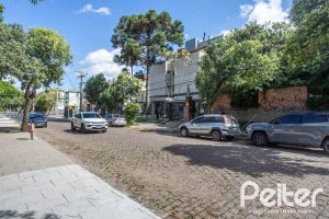 Casa à venda com 280m², 4 dormitórios, 1 suíte, 6 vagas, no bairro Cristal em Porto Alegre