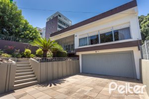 Casa à venda com 220m², 3 dormitórios, 2 suítes, 5 vagas, no bairro Cristal em Porto Alegre
