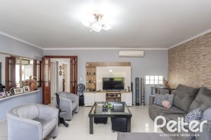 Casa à venda com 220m², 3 dormitórios, 2 suítes, 5 vagas, no bairro Cristal em Porto Alegre