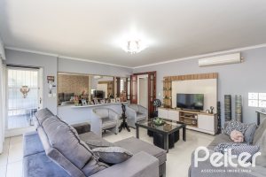 Casa à venda com 220m², 3 dormitórios, 2 suítes, 5 vagas, no bairro Cristal em Porto Alegre