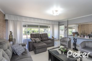 Casa à venda com 220m², 3 dormitórios, 2 suítes, 5 vagas, no bairro Cristal em Porto Alegre