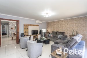 Casa à venda com 220m², 3 dormitórios, 2 suítes, 5 vagas, no bairro Cristal em Porto Alegre