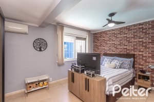 Casa à venda com 220m², 3 dormitórios, 2 suítes, 5 vagas, no bairro Cristal em Porto Alegre