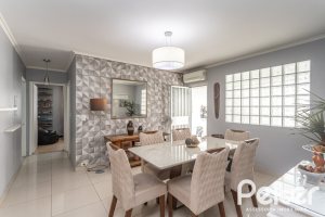 Casa à venda com 220m², 3 dormitórios, 2 suítes, 5 vagas, no bairro Cristal em Porto Alegre