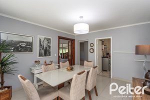 Casa à venda com 220m², 3 dormitórios, 2 suítes, 5 vagas, no bairro Cristal em Porto Alegre