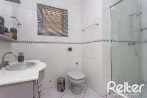 Casa à venda com 220m², 3 dormitórios, 2 suítes, 5 vagas, no bairro Cristal em Porto Alegre