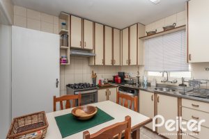 Casa à venda com 220m², 3 dormitórios, 2 suítes, 5 vagas, no bairro Cristal em Porto Alegre