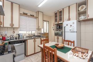 Casa à venda com 220m², 3 dormitórios, 2 suítes, 5 vagas, no bairro Cristal em Porto Alegre