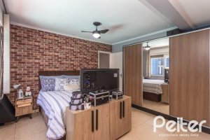 Casa à venda com 220m², 3 dormitórios, 2 suítes, 5 vagas, no bairro Cristal em Porto Alegre