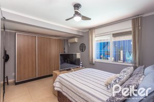 Casa à venda com 220m², 3 dormitórios, 2 suítes, 5 vagas, no bairro Cristal em Porto Alegre