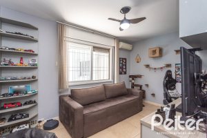 Casa à venda com 220m², 3 dormitórios, 2 suítes, 5 vagas, no bairro Cristal em Porto Alegre