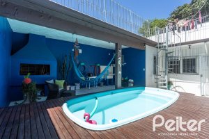 Casa à venda com 220m², 3 dormitórios, 2 suítes, 5 vagas, no bairro Cristal em Porto Alegre