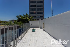 Casa à venda com 220m², 3 dormitórios, 2 suítes, 5 vagas, no bairro Cristal em Porto Alegre