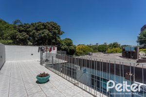 Casa à venda com 220m², 3 dormitórios, 2 suítes, 5 vagas, no bairro Cristal em Porto Alegre