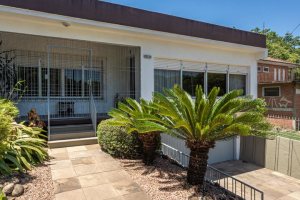 Casa à venda com 220m², 3 dormitórios, 2 suítes, 5 vagas, no bairro Cristal em Porto Alegre