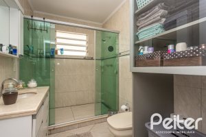 Casa à venda com 220m², 3 dormitórios, 2 suítes, 5 vagas, no bairro Cristal em Porto Alegre