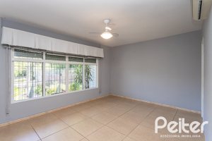 Casa à venda com 220m², 3 dormitórios, 2 suítes, 5 vagas, no bairro Cristal em Porto Alegre