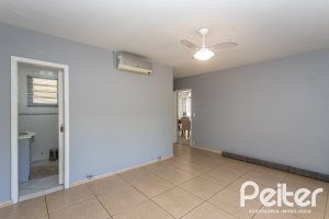 Casa à venda com 220m², 3 dormitórios, 2 suítes, 5 vagas, no bairro Cristal em Porto Alegre