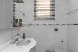 Casa à venda com 220m², 3 dormitórios, 2 suítes, 5 vagas, no bairro Cristal em Porto Alegre