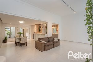 Casa à venda com 155m², 3 dormitórios, 3 suítes, 2 vagas, no bairro Espírito Santo em Porto Alegre