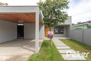 Casa à venda com 120m², 3 dormitórios, 1 suíte, 2 vagas, no bairro Tristeza em Porto Alegre